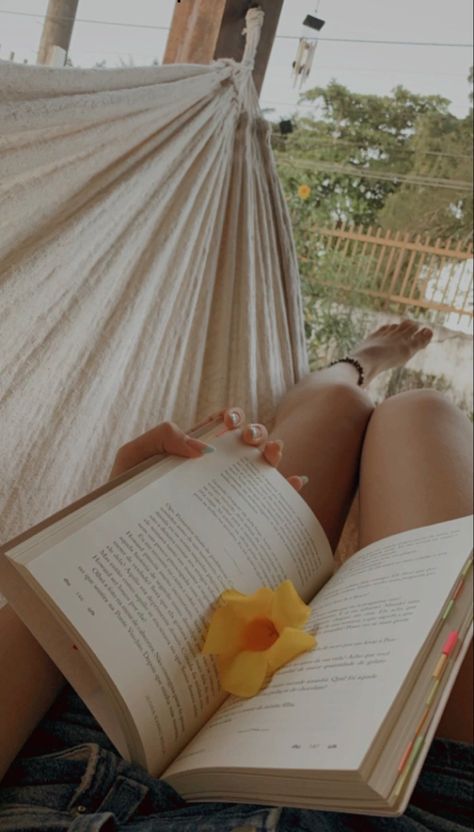 Reading In A Hammock, Reading In Hammock, Hammock Photoshoot, Hammock Pictures, Hammock Aesthetic, Summer Hammock, Beachy Girl Aesthetic, Books Vibe, Hammock Photos