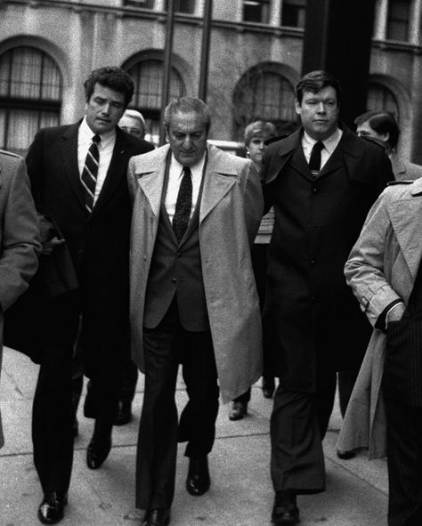 Gambino Boss Paul Castellano getting pinched by NYPD detective Joseph Coffey. 90s Gangster Aesthetic, Mafia Boss Outfit, Italian Mob Boss Aesthetic, Mafia Aesthetics Boss, Mobster Aesthetic, Cosa Nostra Aesthetic, Paul Castellano, Fidel Castro Art, Mafia Costume