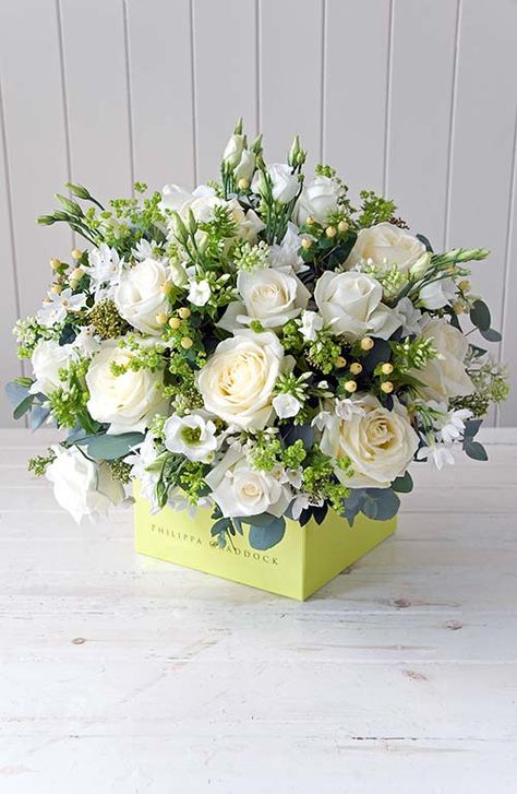 White Flower Arrangements, Rosen Box, Flower Arrangements Diy, Beautiful Flower Arrangements, Winter Flowers, Flower Display, Deco Floral, Table Arrangements, Floral Display