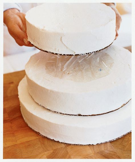 Follow these steps to make a four-tiered cake that serves 60 to 70 Wedding Cake Assembly, Sponge Wedding Cake, Modern Wedding Cake Designs, How To Make Wedding Cake, Wedding Cake Prices, Wedding Cake Servings, How To Stack Cakes, 3 Tier Wedding Cakes, Designs Dress