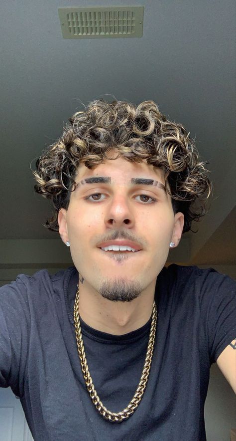 Mens Curly Hair With Highlights, Blond Tips On Black Hair Men, Guys Highlights Men Hair Curly, Hair Dye Ideas For Curly Hair Men, Blonde Highlights Men, Curly Hair Blonde Highlights, Highlights Men, Perm Hair Men, Golden Highlights Brown Hair