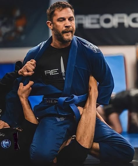 Tom Hardy Jiu Jitsu, Back Fat Workout No Equipment, Tom Hardy Body, Jiu Jitsu Aesthetic, Martial Arts Photography, Kyokushin Karate, Boxing Videos, Beyonce Outfits, Ufc Fighters