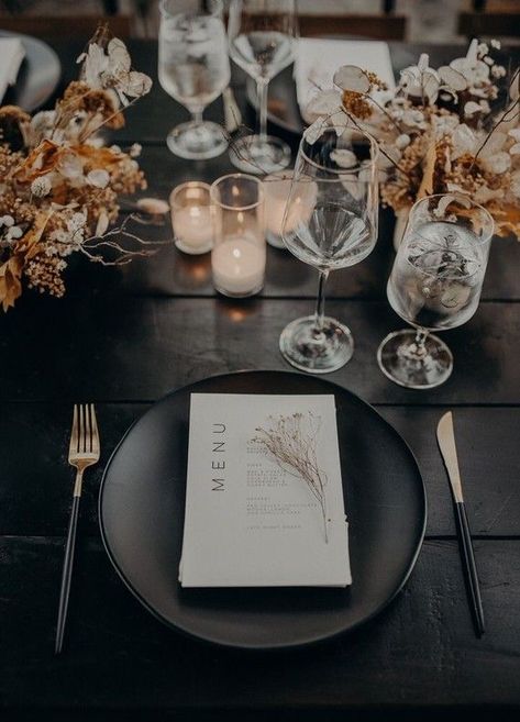 Black Place Setting, Modern Fall Wedding, Hummingbird Nest Ranch Wedding, Hummingbird Nest Ranch, Hummingbird Nest, Autumn Wedding Reception, Dried Flowers Wedding, Tafel Decor, Dark Wedding