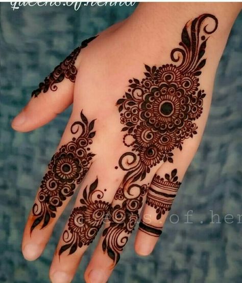 Mehindi Desgin Simple Front Hand, Mehindi Desgin Simple Arabic Front Hand, Mehandi Design Simple Easy, Mahandi Desgin Easy Front Hand, Mehindi Desgin Simple, Fingers Mehndi Designs, Simple Mehndi Dresses, Fingers Mehndi, Mehndi Design For Back Hand