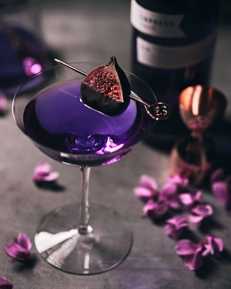 Schwarzwald Martini — GourmetGlow Apothecary Cocktails, Bar Drinks Aesthetic, Hobbit Recipes, Japan Drinks, Martini Aesthetic, Cocktails Aesthetic, New Year's Drinks, Purple Cocktails, Food Videography