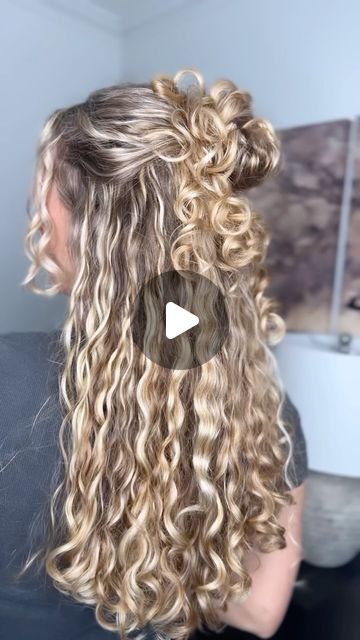 Curled Updo Hairstyles, Half Up Curly Hair, Easy Hair Dos, Curly Hair Half Up Half Down, Curly Hair Dos, Half Bun Hairstyles, Half Up Hairstyle, Curly Hair Ponytail, Curly Hair Beauty