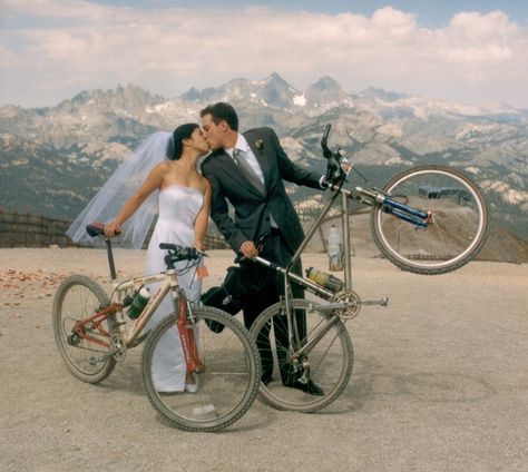 Mammoth Mountain Summer Wedding. Photo by Cooke's Fine Photography. Learn more at www.mammothmountain.com/Sales/Weddings. Mountain Bike Wedding. Mountain Bike Engagement Photos, Mountain Bike Couple, Mountain Bike Wedding, Mtb Wedding, Dirt Bike Wedding, Asheville Elopement, Mountain Biking Photography, Bicycle Photography, Bike Wedding