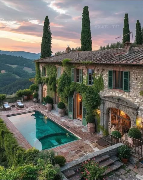 Italy House Aesthetic, Italy Mansion, Italian Mansion, Tuscany House, Home In Italy, Dream House Aesthetic, Italy House, Pool Landscape Design, Dream Mansion