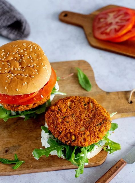 Vegan Chickpea & Quinoa Burger • Green Evi Vegan Burger Recipes, Chickpea And Quinoa, Quinoa Burger Recipe, Quinoa Side Dish, Chickpea Quinoa, Quinoa Burger, Vegan Burger Recipe, Quinoa Bites, Veggie Patties