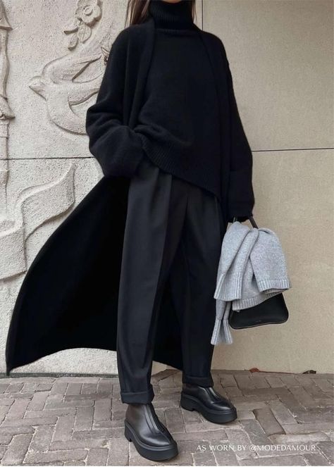 Classic Minimalist Outfits, Black Coat Outfit, Long Cardigan Outfit, Long Oversized Cardigan, Minimalist Winter, Long Black Cardigan, Black Clothing, Cardigan Outfits, Outfit Look