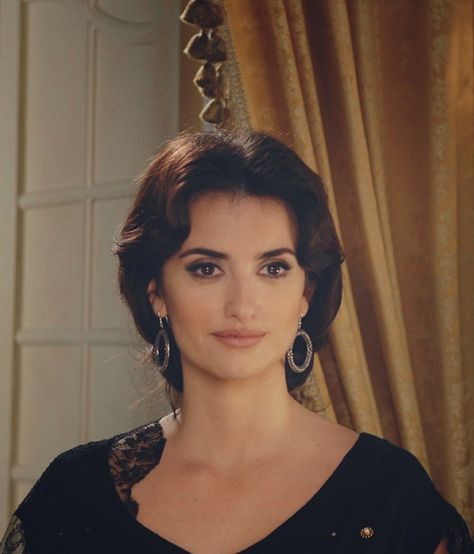 Penelope Cruz Movies, Penelope Cruz Makeup, Spanish Woman, Penelope Cruz, Hair Inspo Color, Dark Beauty, Pretty Makeup, Beauty Inspiration, Pretty Face