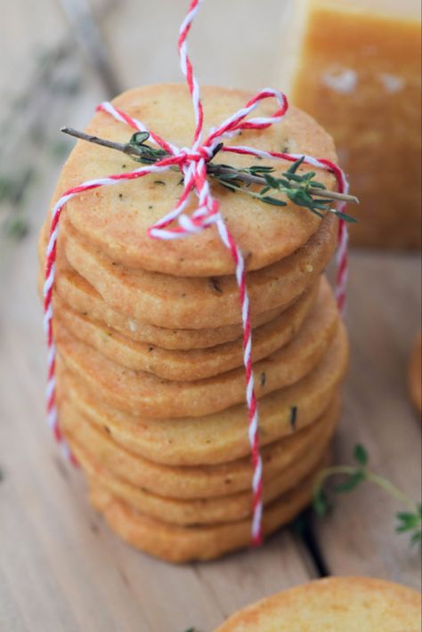 Holiday Party Food, Parmesan Crackers, Savoury Crackers, Xmas Recipes, Figgy Pudding, Gifts Homemade, Holiday Sweets, Homemade Food Gifts, Homemade Crackers