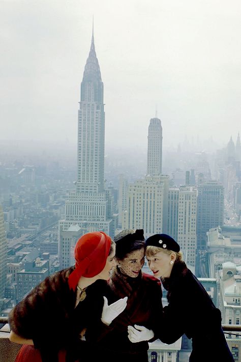 Models on top of the Conde Nast building on Lexington Avenue, New York, 1949 by Norman Parkinson Norman Parkinson, Vintage Blog, Vintage Fashion Photography, Conde Nast, Portrait Gallery, Moda Vintage, Mode Vintage, Vintage Beauty, Fashion History