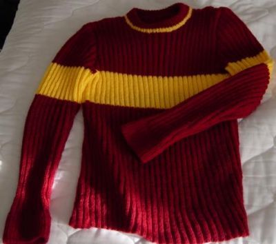 The Quidditch sweater will fit ladies with a 38” (96.8 cm) bust. Supplies 450g of double knitting yarn in MC: – Red for Gryffindor – Yellow for Hufflepuff – Blue for Ravenclaw – Green for Slytherin 100g of double knitting yarn in CC: – Gold for Gryffindor – Black for Hufflepuff – Bronze for book ...read more! Quidditch Sweater, Harry Potter Jumper, Hufflepuff Costume, Gryffindor Costume, Harry Potter Knit, Weasley Sweater, Harry Potter Crochet, Jumper Knitting Pattern, Harry Potter Baby