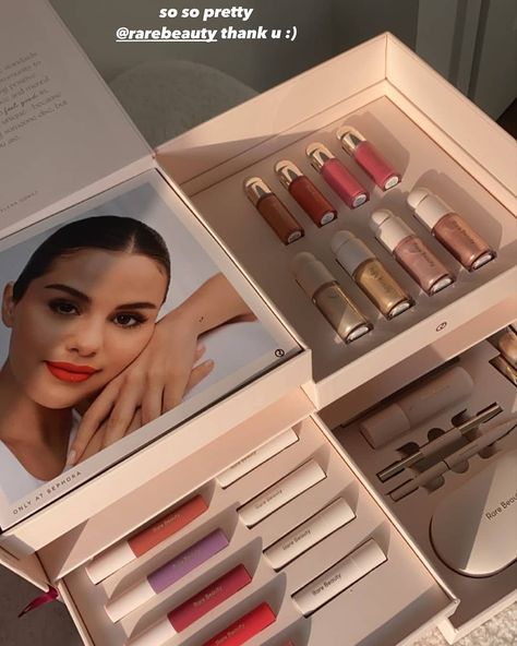 @sydneyserena via Instagram Stories #SelenaGomez #Selena #Selenator #Selenators #Fans #RareBeauty Rare Beauty Collection, 1980s Makeup And Hair, Soft Pinch Liquid Blush, Rare Beauty By Selena Gomez, Sephora Skin Care, Lipstick Kit, Liquid Blush, Gold Beauty, Fancy Makeup