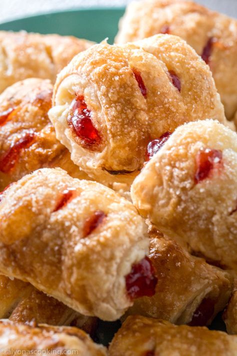 easy-strawberry-strudels-recipe Ideas For Puff Pastry Sheets, Jam Pastry Recipe, Puff Pastry And Lemon Pie Filling, Puff Pastry Recipes Dessert Strawberries, Baking For A Crowd Desserts, Puff Pastry Small Bites, Strawberry Jam Puff Pastry, Things To Make With Jam, Easy Puff Pastry Snacks