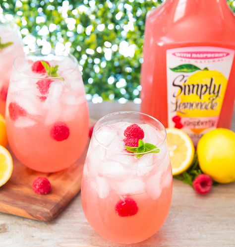 Rasberry Lemonade, Pink Lemonade Punch, Raspberry Lemonade Punch, Raspberry Lemonade Cupcakes, Lemonade Cocktails, Summer Mocktail, Drink For Summer, Simply Lemonade, Lemonade Punch