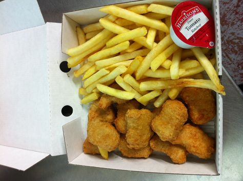 Dp's 12pcs  chicken nuggets with chips Chips And Chicken, Chicken Nuggets And Chips, Chicken And Chips, Fire Food, Junk Food Snacks, Food Therapy, Food Babe, Snap Food, Food Drinks Dessert