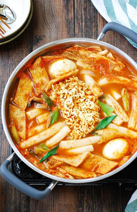 Korean Rice Cake Soup, Tteokbokki Recipe, Yummy Asian Food, Kimchi Jjigae, Rice Cake Soup, White Rice Recipes, Korean Rice Cake, Rice Cake Recipes, Korean Street Food Recipes