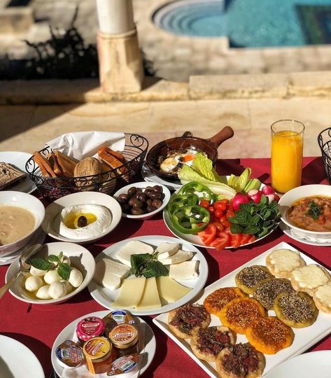 Chouf Lebanon, Arabic Breakfast, Lebanese Breakfast, Lebanon Food, Lebanese Cuisine, Lebanese Recipes, Palace Hotel, Middle Eastern, Lebanon