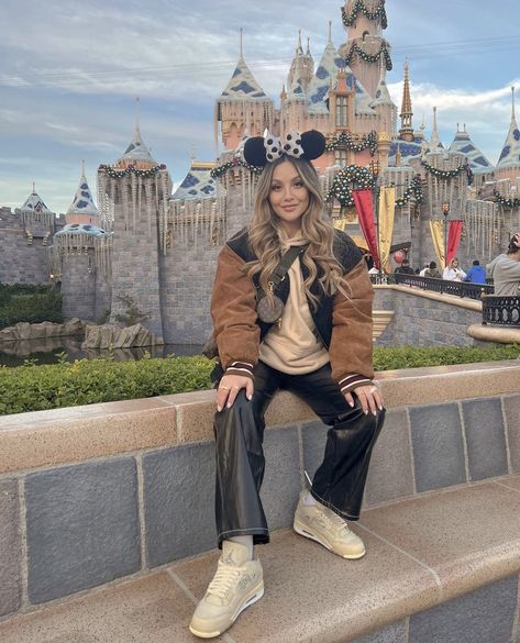 Disneyland Winter Outfit, Disney Outfits Women Fall, Cold Disney Outfits, Disney Outfits Women Winter, Outfit For Disneyland, Disneyland Outfits Winter, Disneyland Fall, Disney Outfits Winter, Disney Winter Outfits