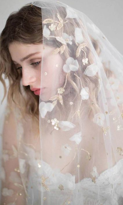 25 Unique Veils None of Your Friends Have Worn Unique Veils, Unique Wedding Veils, Unique Veil, Embroidered Veil, Gorgeous Wedding Makeup, Floral Veil, Veil Styles, Veil Hairstyles, Bridal Fashion Week