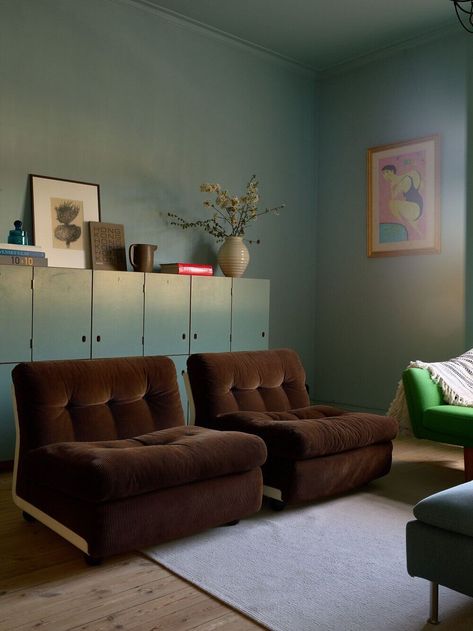 Swedish Sofa, Green Couch, Wooden Wall Panels, Interiors Inspiration, Blue Cabinets, Green Sofa, Brown Sofa, Comfy Chairs, A Living Room