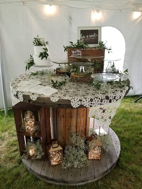 Rustic Wedding Anniversary Decor, Backyard Wedding Cake Table, Rustic Wedding Party Table, Wedding Spool Tables, Spool Wedding Table, Country Wedding Cake Table, Wooden Spool Cake Table Wedding Ideas, Simple Backyard Reception Ideas, Wedding Spools Decoration