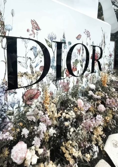 Floral Theme Party, Floral Party Theme, Dior Floral, Glam Ideas, Ceiling Covering, Toile Pattern, Mc Queen, Inside Decor, Birthday Flower