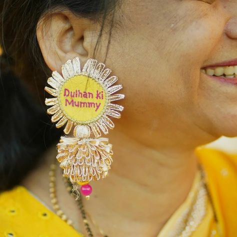 Special earrings & brooches for the bride squard to shine at the bride's Haldi! 🌼😍 To order, drop us a DM! . #GirlsofKrafted @choudhary._.saloni Sent us these beautiful pictures from the ceremony! 💗 . . . . . . #KraftedwithHappiness #craftedwithhappiness #haldijewellery #haldiceremony #haldioutfit #indianweddinggifting #indianweddingbuzz #indianweddingstyle #bridesmaidoutfit #maidofhonorgift #maidofhonour #bannokisaheli #bridesmaids #dulhankibehen #dulhaniyaearrings #dulhania #teambride #du Haldi Earrings Diy, Haldi Ornaments For Bride, Haldi Earrings, Earrings For Haldi, Haldi Decoration Ideas At Home, Haldi Pose, Haldi Poses For Bride, Wraps Ideas, Haldi Jewellery