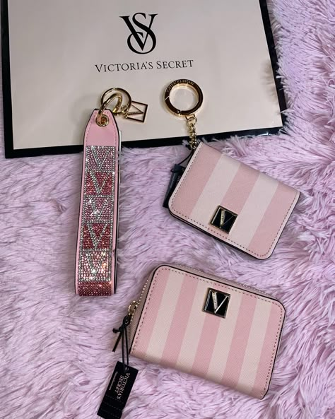 Car Accessories List, Car Keychain Ideas, Pink 2024, 15th Birthday Party Ideas, Secret Wallet, Pinterest Jewelry, Icons Pink, Girly Car Accessories, Purse Essentials