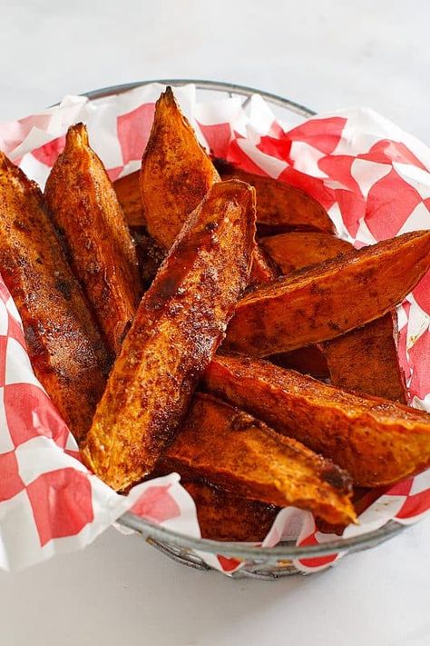 Sweet Potato Wedges Oven, Oven Wedges, Roasted Sweet Potato Wedges, Baked Sweet Potato Wedges, Baked Snacks, Oven Roasted Sweet Potatoes, Plate Recipes, Veggie Recipe, Potato Wedges Recipe