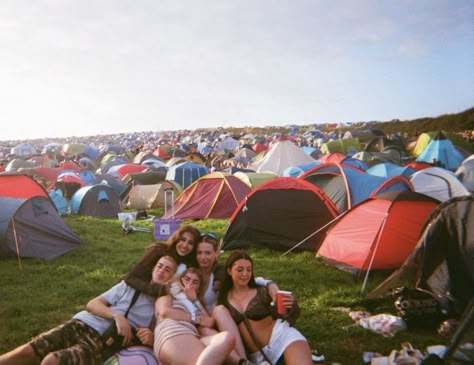 Friends Festival Aesthetic, Tent Festival, Camping Festival Aesthetic, Glastonbury Festival Aesthetic, Festival Camping Aesthetic, Bonnaroo Aesthetic, Boardmasters Aesthetic, Festival Tent, Festival Vibes Aesthetic