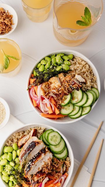 Casey-Lee Lyons - Nutritionist, Recipe Developer & Mum on Instagram: "Ginger Lemongrass Chicken Poke Bowl 🍲 with Lemongrass, Ginger & Lime Fizz 🍹 Recipe by nutritionist @livelovenourishaus | Ingredients from @indooroopillyshopping food stores, Andrew’s Meats, Indooroopilly Fruit, Sunlit Asian Grocer & Hanaromart. 🛒 This family and budget-friendly meal is perfect for a healthy and delicious dinner idea. SAVE to make asap! Head to @indooroopillyshopping to download the shopping list and full recipe. 👩‍🍳 Ginger Lemongrass Chicken Poke Bowl Serves: 2 Ingredients: 1 cup cooked brown rice 2 chicken breast 1/2 cup edamame beans 2 small cucumbers, sliced 1 carrot, julienned 1 small red onion, finely sliced Marinade: 1/4 cup tamari 1 tbsp honey 1 lemongrass stalk, wo Ginger Peanut Chicken Bowl, Honey Garlic Rice Bowl, Brown Rice Chicken Bowl, Brown Rice Veggie Bowl, Lemongrass Chicken Bowl, Chicken Poke Bowl, Parmesan Crusted Zucchini, Lemongrass Chicken, Honey Mustard Salmon