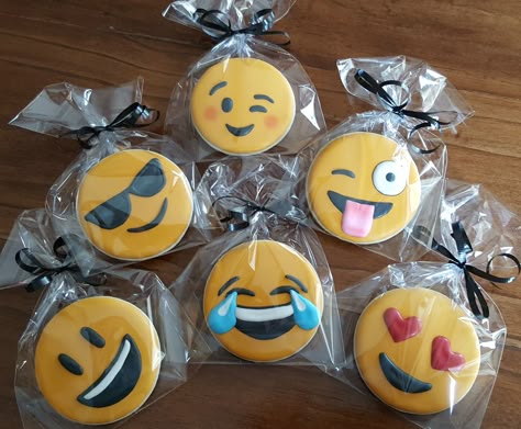 Emoji cookies Smiley Face Cookies, Almond London, Emoji Cookies, Emoji Birthday Cake, Face Cookies, Emoji Cupcakes, Emoji Cookie, Cookie Recipes Decorating, Cooking Decorating