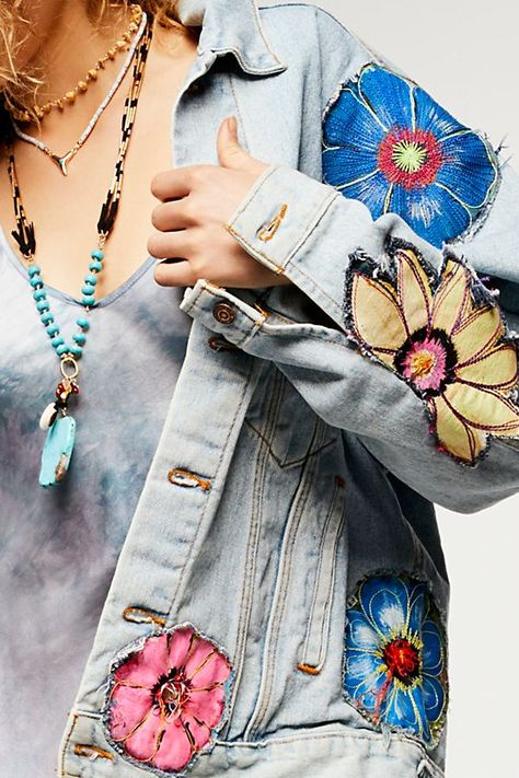 Floral Denim Jacket, Upcycle Sewing, Denim Projects, Painted Jeans, Denim Diy, Embellished Denim, Painted Denim, Painted Clothes, Floral Denim