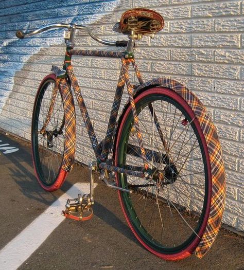 "Plaid is Rad" bike decorated by pcorbett [Instructables] Bike Design Paint, Bicycle Paint Job, Bike Painting, Bike Decor, Bicycle Ideas, Biking Diy, Softail Custom, Bicycle Painting, Concept Motorcycles