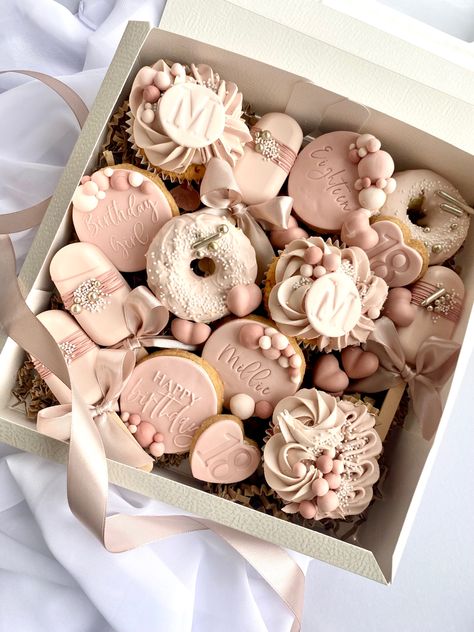 Cakes 2023, Fancy Donuts, Chocolate Pinata, 40th Cake, Cake Pop Decorating, Pinata Cake, Digital Inspiration, Mothers Day Cake, Styling A Buffet