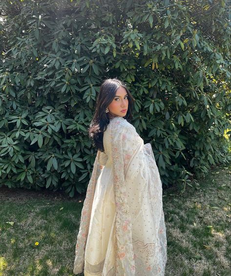 Poses In Kurta For Women, Eid Outfit Picture Ideas, Desi Girl Posing Ideas, Kurthi Photo Pose, How To Pose In Indian Outfit, Pose In Pakistani Suit, Eid Photo Inspiration, Eid Day Pictures Poses, Traditional Poses Aesthetic