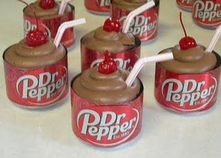 Dr. Pepper cupcakes Soda Pop Cupcakes, Dr Pepper Cupcakes, Deco Cupcake, Pop Cupcakes, Köstliche Desserts, Dr Pepper, Sweets Treats, Cupcake Recipes, Just Desserts