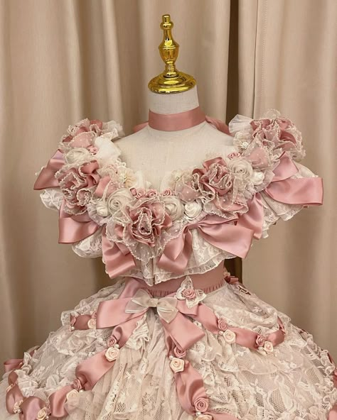 Iris Core, Quince Outfits, Outfit Sketches, Dream Prom Dress, Character Outfit Ideas, Victorian Dresses, Theme Dress, Princess Core, Fantasy Outfits