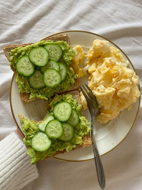 Breakfast With Cucumbers, Very Healthy Food, Recipes With Rotisserie Chicken, Toast Avocado, Healthy Lunch Snacks, Stunning Cakes, Cheap Meal Ideas, Healthy Food Menu, Simple Family Meals