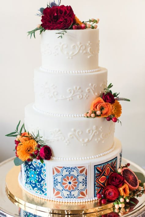 Spanish Wedding Decor, Wedding Ideas Mexican, Mexican Wedding Cakes, Spanish Themed Weddings, Charro Wedding, Mexican Theme Wedding, Vintage Pasta, Mexican Wedding Cake, Mexican Inspired Wedding