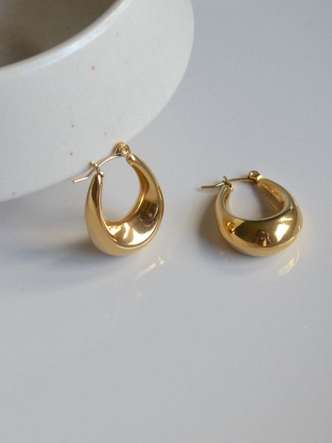 This oval hoop is the ideal jewelry for every occasion, as it is both simple and cool. Simply elegant french-styled huggie earrings. Sparkle and shine with hoop huggie earrings from now. ♥ SIGN UP for 10% OFF your first order: https://bit.ly/3olIlWf ♥ DETAILS - Size: details in the photos - Weight: 3.5g / 0.0077lb (each hoop earring) - Materials: Stainless steel, 18k gold plating. - Nickel-free, anti-corrosion, tarnish-resistant, and hypoallergenic. - Allergy-free earrings: safe for sensitive sk Gold Teardrop Hoop Earrings, Light Weight Earrings Gold, Good Hoop Earrings, Cool Earrings, Oval Hoop Earrings, Style Français, Earrings Teardrop, Minimal Earrings, Light Earrings