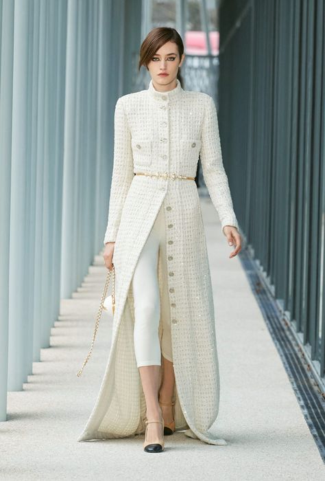 CHANEL Métiers d'art 2021/22 — Look 58 | CHANEL Chanel 2022, Chanel Jackets, Moda Chanel, Mode Chanel, Chanel Dress, Chanel Couture, Chanel Style, Couture Mode, Chanel Fashion