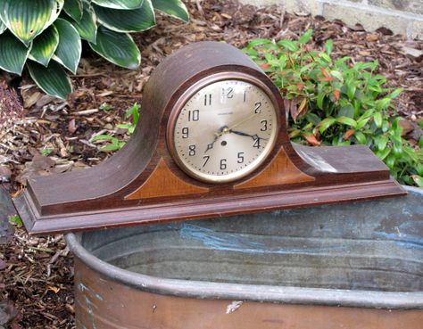 Mantel Clocks Ideas, Old Clocks Vintage, Vintage Mantle Clocks, Eclectic Vintage Decor, Antique Sideboard, Table Clocks, Antique Clock, Mantle Clock, Old Clocks