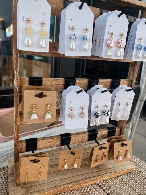 Earring Display Stands For Selling, Diy Wooden Earring Display, Diy Wood Earring Display, Earing Stand Diy Simple, Earings Stand Handmade, Earring Display Diy, Market Stall Display Ideas, Display Earrings, Booth Display Ideas Diy