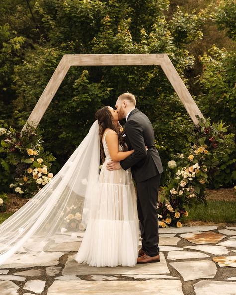 A moment for Aly and Caleb’s wedding ceremony at The Loft back in May. From the first kiss to the aisle dip, everything was absolutely perfect! 💍✨ #tnwedding #tnweddingcoordinator #howefarmsweddings #chattanoogawedding #weddingsdetails #chattanoogacoordinator #tablescapes Venue: @howe_farms Photographer: @madisonfrazierphoto Videographer: @ashton.films Catering: @cateringcart Bar: @barcartco DJ: @exemplarsound Hair: @laidbacklox Makeup: @hair.makeup_byemilyq Florist: @dogwood.flora... The Read House Chattanooga, Engagement Photos Chattanooga Tn, The Venue Chattanooga, Chattanooga Wedding Venues, Downtown Chattanooga Engagement Photos, Chattanooga Wedding, First Kiss, Tablescapes, Florist