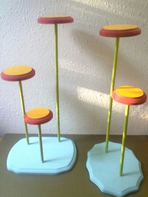 How to Make a Hat-Stand for Less Than Ten Bucks. This would be a great idea for the top shelf in my closet, using shorter dowels. We have so many hats. Diy Hat Stand, Hat Displays, Diy Hat Rack, Craft Show Booth, Clear Jewelry, Craft Fairs Booth, Craft Market, Market Display, Hat Stand