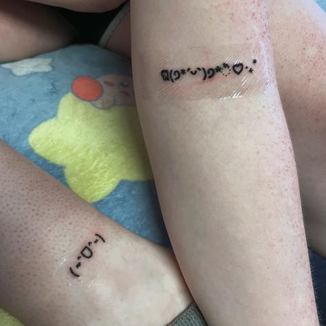 got to do some KAOMOJI FLASH 2DAY!!! so so honored to do ur first tats, bee!!! thanks sm for the trust xox - #tattoo #selftaught #scratcher #tattooartist #tattooart #tattooing #scratchertattoo #scratchersunite #diytattoo #diytattooist #transartist #queerartist #selftaughttattooartist #kaomoji #kaomojitattoo #kawaii #kawaiitattoo #finelinetattoo #scripttattoo #texttattoo #typetattoo Scratcher Tattoo, Kaomoji Tattoo, Type Tattoo, Kawaii Tattoo, Text Tattoo, Tattoo Script, Diy Tattoo, Fine Line Tattoos, Cute Tattoos